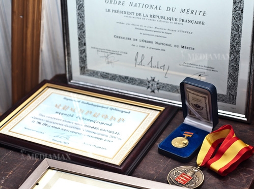 2009 թ. Ֆրանսիայի Նախագահը Ս.Գիշյանին պարգեւատրել է «Վաստակի համար» ազգային շքանշանով Լուսանկարը՝ Մեդիամքս