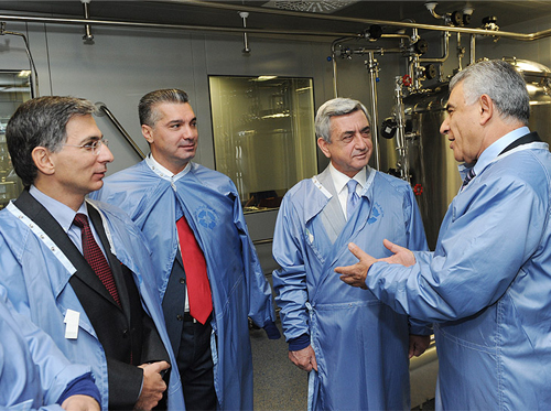 Սերժ Սարգսյանը ծանոթանում է նոր գործարանի հնարավորությունների  հետ Լուսանկարը՝ ՀՀ նախագահի մամլո գրասենյակ