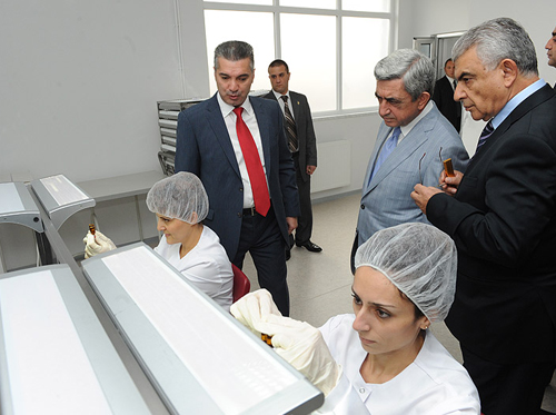 Սերժ Սարգսյանը ծանոթանում է նոր գործարանի հնարավորությունների  հետ Լուսանկարը՝ ՀՀ նախագահի մամլո գրասենյակ