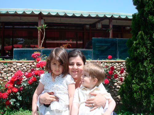 Փիրուզ Սարգսյանը դստեր եւ որդու հետ Լուսանկարը՝ անձնական արխիվից