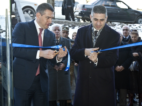 Марзпет Вайоц Дзора Эдгар Казарян и директор департамента по развитию розничного бизнеса Банка ВТБ-Армения Артак Хачатрян 