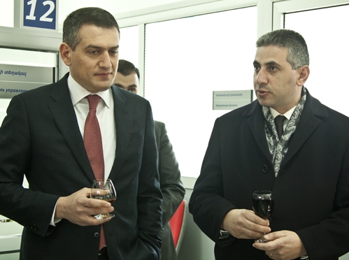 Марзпет Вайоц Дзора Эдгар Казарян и директор департамента по развитию розничного бизнеса Банка ВТБ-Армения Артак Хачатрян 