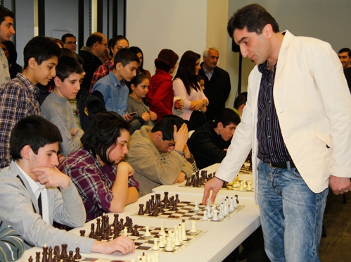 Ашот Наданян и юные участники игры 