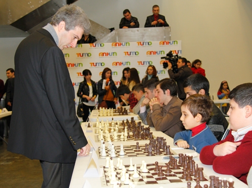 Владимир Акопян и юные участники игры 
