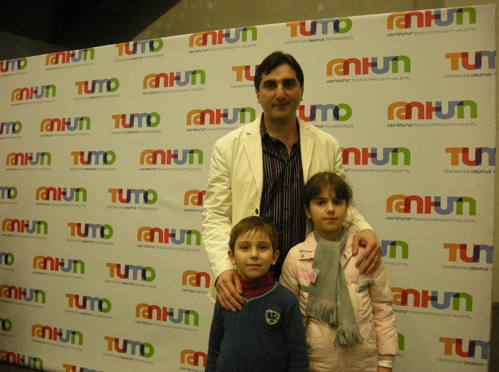 Ашот Наданян с дочерью и с юным участником игры 