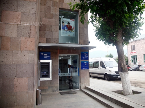 На открытии обновленного филиала Банка ВТБ(Армения) в городе Спитак Фото: Медиамакс