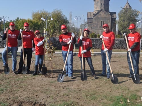 ՀԱՅԲԻԶՆԵՍԲԱՆԿԻ աշխատակիցները համաքաղաքային ծառատունկին Լուսանկարը՝ Հայբիզնեսբանկ