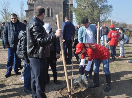 Միասնական տնկարկում Երևանի քաղաքապետ Տարոն Մարգարյանի և ՀԱՅԲԻԶՆԵՍԲԱՆԿԻ աշխատակիցների կողմից Լուսանկարը՝ Հայբիզնեսբանկ