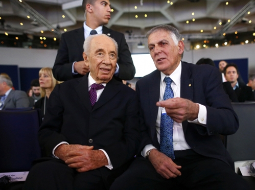 Дан Шехтман беседует с президентом Израиля Шимоном Пересом Фото: REUTERS/Ruben Sprich