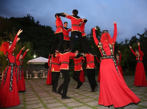 Armenian dances in Dilijan Image by: Ernst and Young