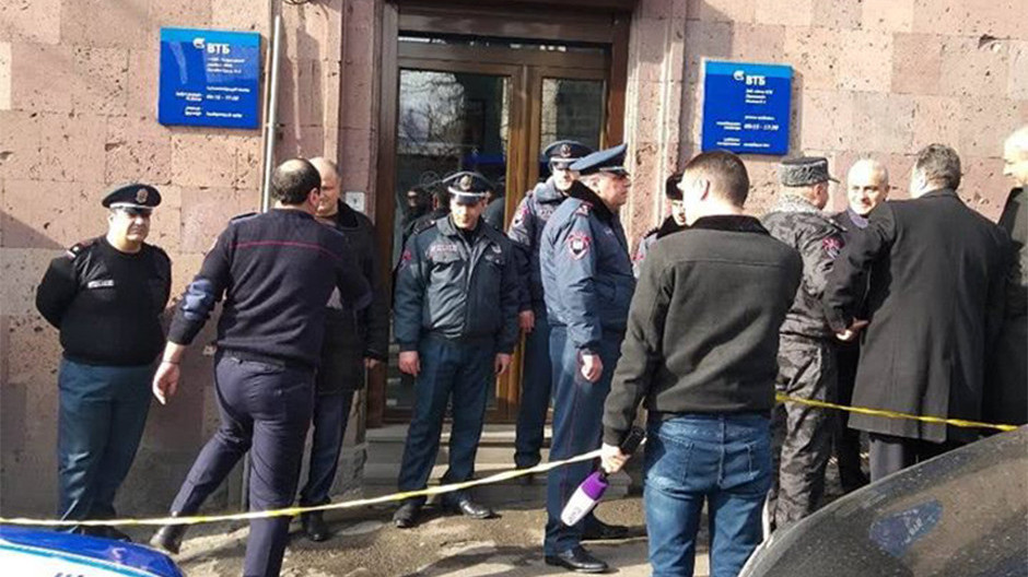 Обезврежен ворвавшийся с топором в Банк ВТБ (Армения) мужчина 