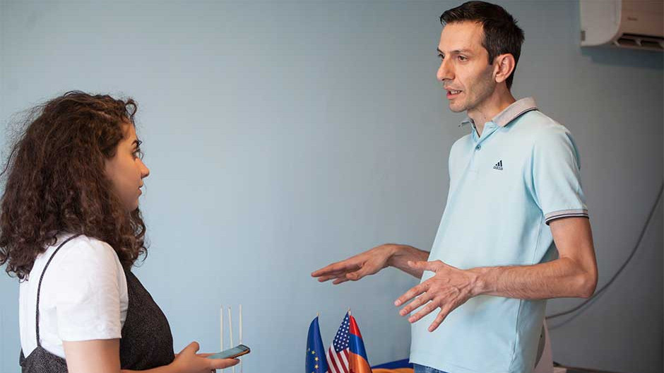 Ամալի Խաչատրյանը զրուցում է Էդգար Արբահամյանի հետ Լուսանկարը՝ Մեդիամաքս