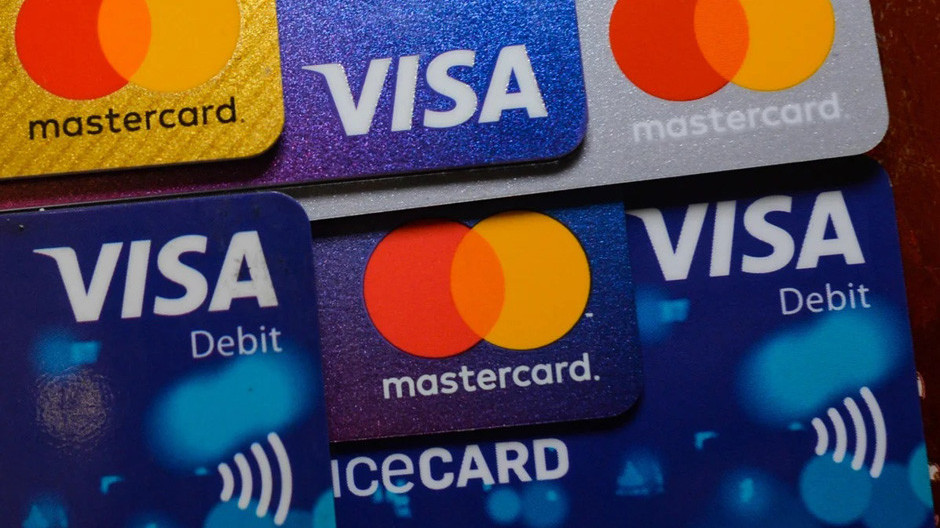 Visa и Mastercard одновременно приостанавливают свою работу в России